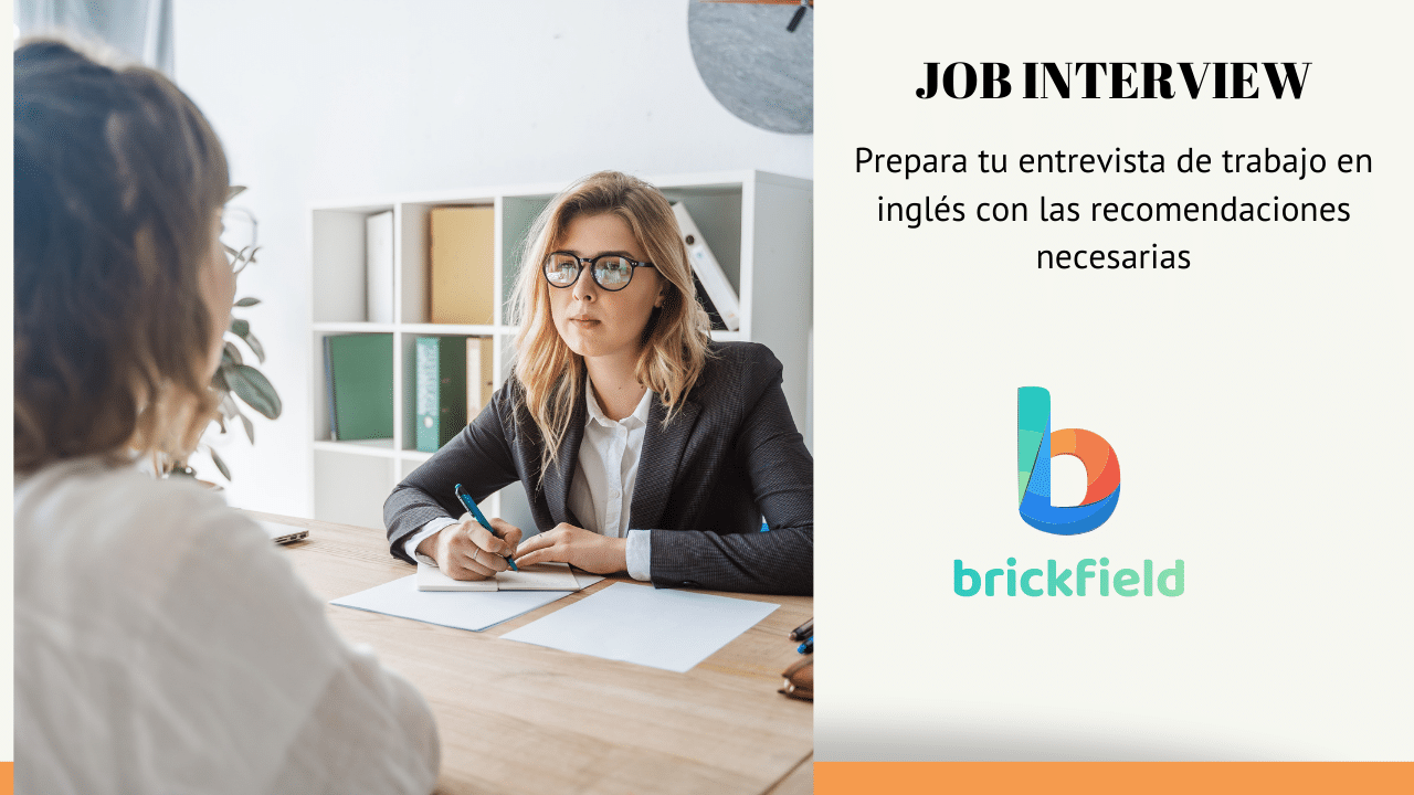 mujer profesional con gafas y teniendo una entrevista en academia de inglés en Burriana, Castelló