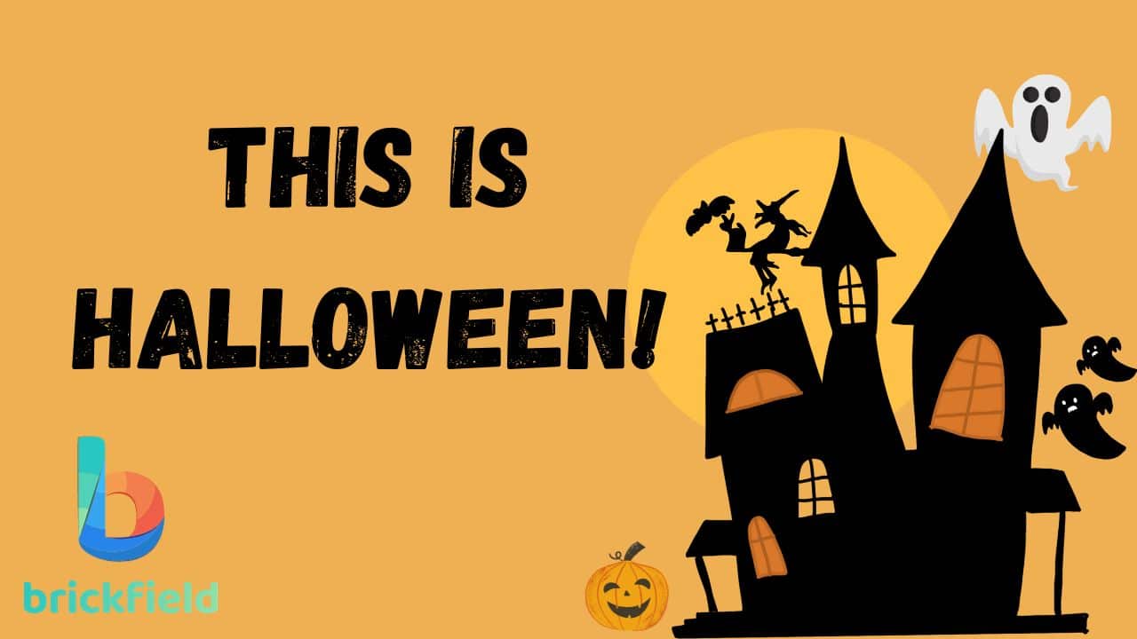 imagen de halloween con una casa encantada, un fantasma volando con una bruja y una calabaza en la entrada