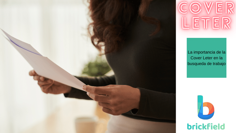 Mujer leyendo Cover Leter para búsqueda de trabajo en academia de inglés